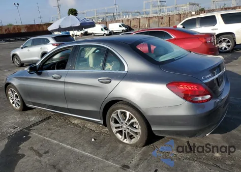 2017 Mercedes-Benz C 300 z USA, uszkodzony, nr VIN 55SWF4JB3HU190792